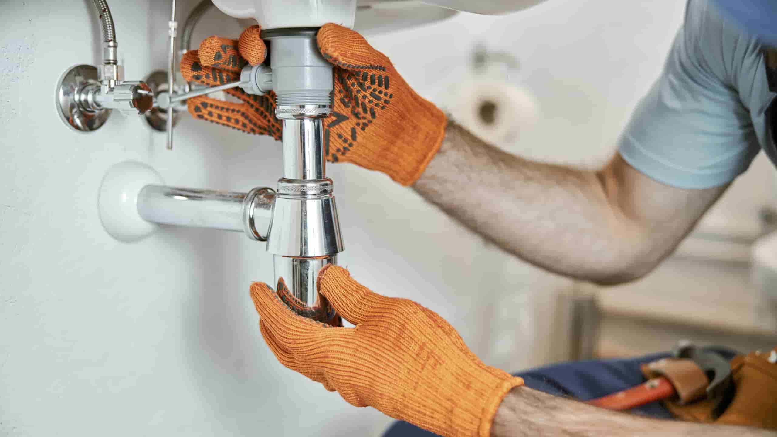 What is the difference between a regular plumber and an emergency plumber in Hobart?