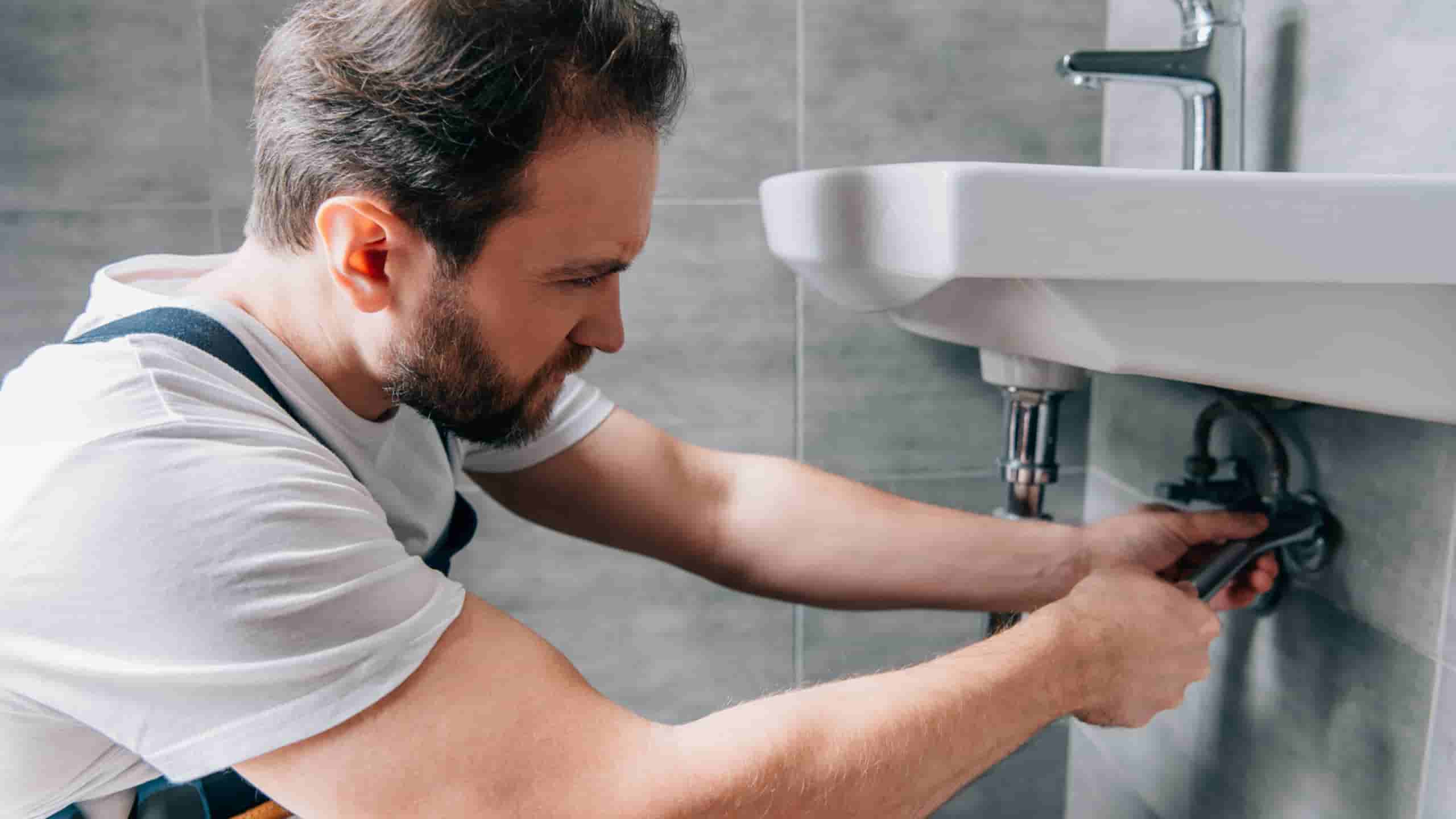 What is included in a typical plumbing service in Hobart?